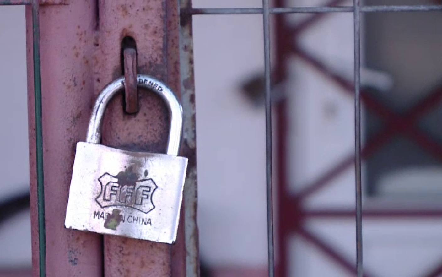 Efectul disparitiei asistatilor social: barurile satesti au dat faliment. “Nu-i mai lasa inima sa bea”