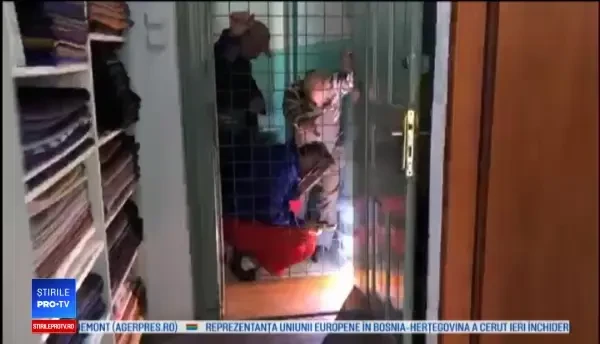 Creatorul de modă captiv în propria casă, după ce i-a fost sudată intrarea. „Am fost hăituiți”