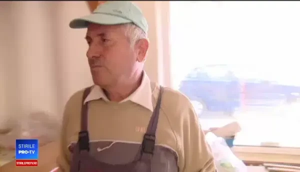 Efectul dispariţiei asistaţilor social: barurile săteşti au dat faliment. "Nu-i mai lasă inima să bea"