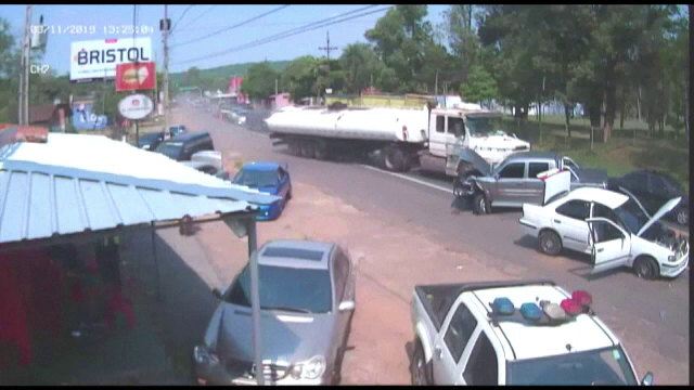 Două accidente spectaculoase au avut loc în același loc, la interval de câteva minute. VIDEO