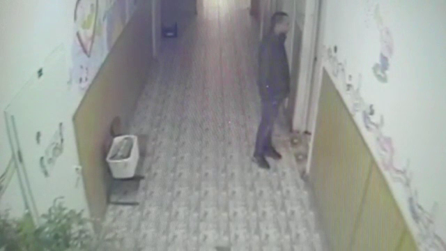 Primele explicații în cazul bărbatului surprins dezbrăcat de o elevă, în baia unei școli