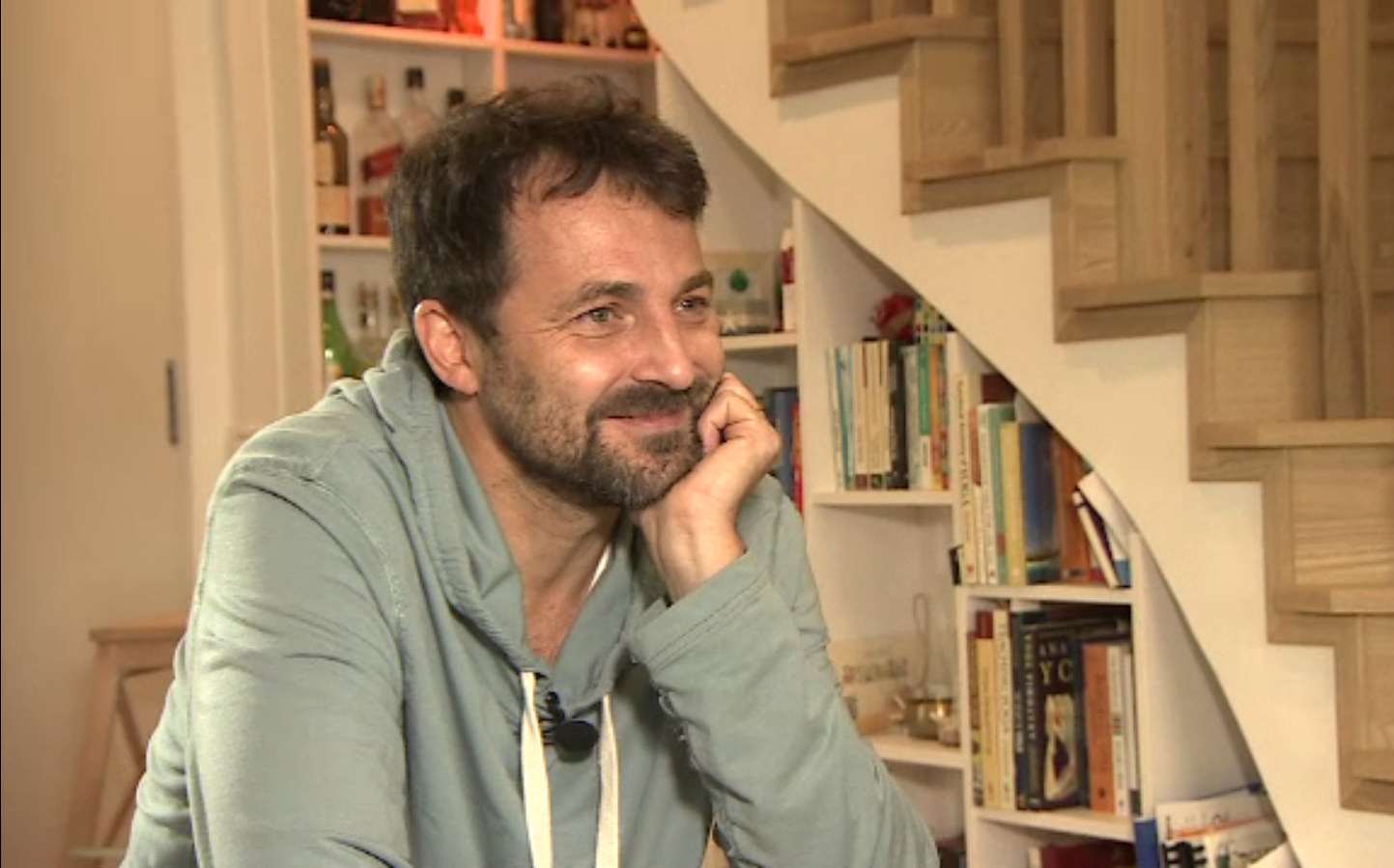 Actorul Andrei Aradits din serialul "Vlad" s-a mutat în casă nouă. Cum se menține în formă