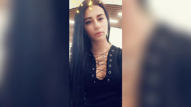 Ambulanță atacată cu pietre de oamenii revoltați în cazul fetei moarte după ce a născut