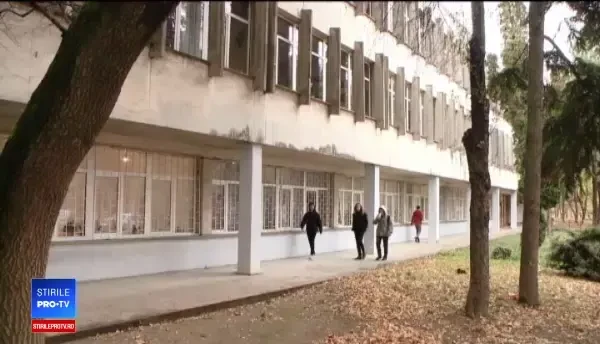 Bărbatul dezbrăcat, surprins de o elevă de clasa I în baia unei școli, s-a predat