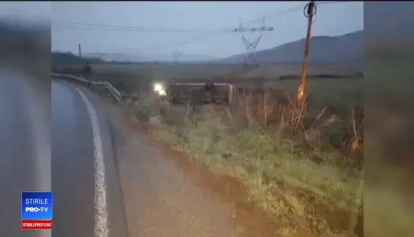 Un microbuz cu 16 oameni s-a răsturnat într-o curbă. 8 pasageri au fost răniți