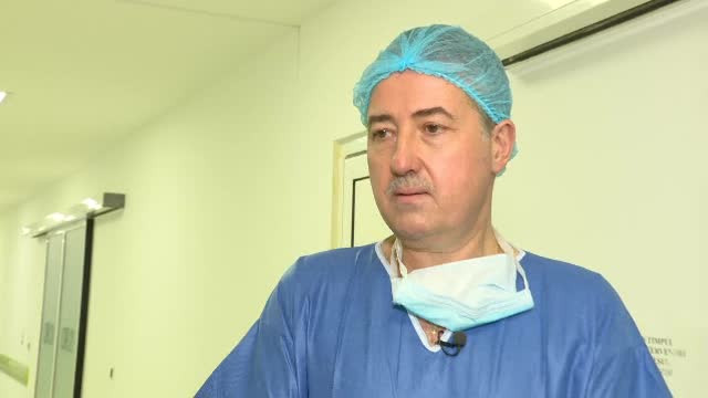 Medicul școlit în Olanda, care operează în București cu ajutorul robotului DaVinci