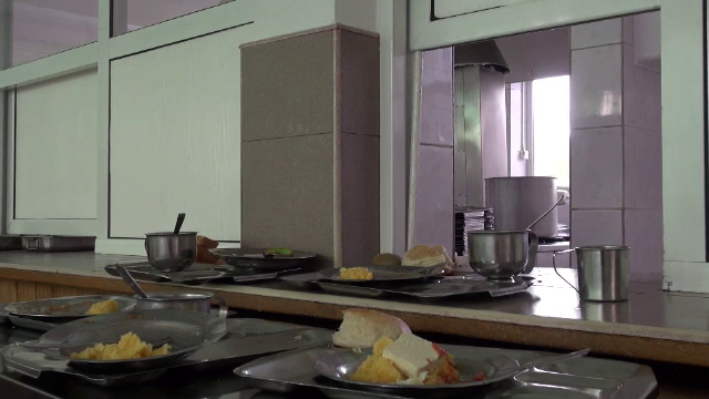 Angajatele unui liceu din Bacău pot ajunge după gratii, după ce au furat din alimentele copiilor