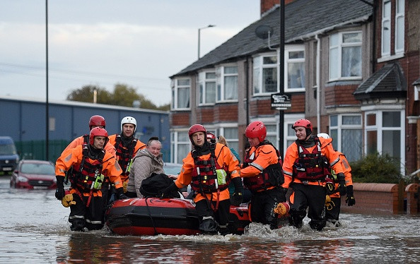 Inundații grave în Marea Britanie. Autoritățile au emis peste 100 de alerte. VIDEO