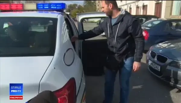 Un tânăr de 18 ani, reținut de polițiști după ce a furat o mașină pe care a găsit-o cu cheile in contact