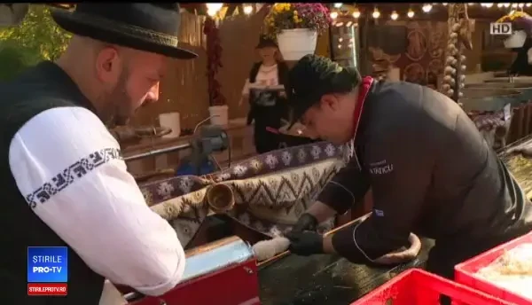 Cârnatul uriaş din Capitală. Motivul pentru care a fost adus în parc