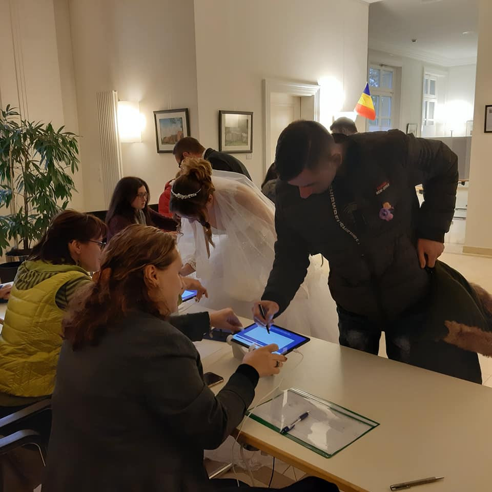 De la starea civilă direct la urnă. O tânără s-a prezentat la o secție de votare din Germania în rochie de mireasă