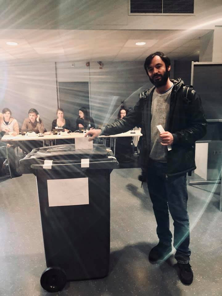 "Tomberoane" decorate cu baloane în culorile tricolorului, în secțiile de votare din Olanda