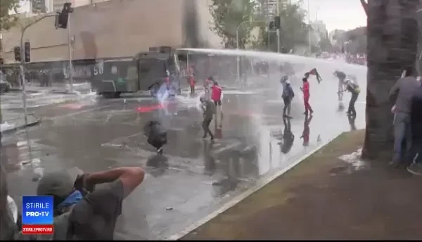 Val de proteste în Chile. Polițiștii au intervenit în forță, folosind tunuri cu apă