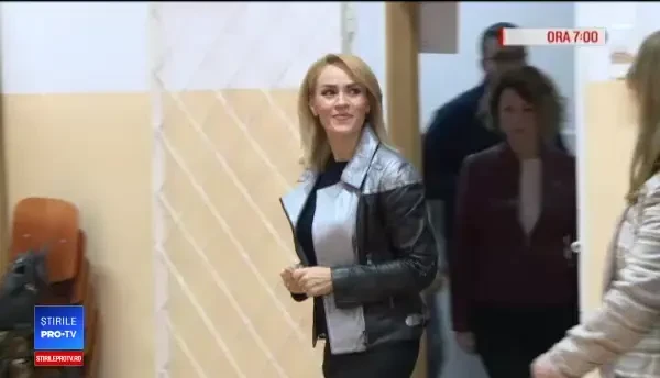 Gestul ciudat făcut de Viorica Dăncilă la vot. Candidaţii care au votat la sat