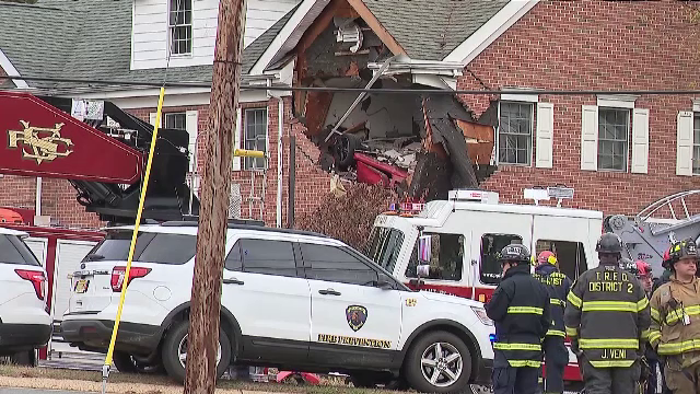 Un bolid de lux a zburat de pe șosea la etajul unei case. Şoferul şi pasagerul, ucişi pe loc