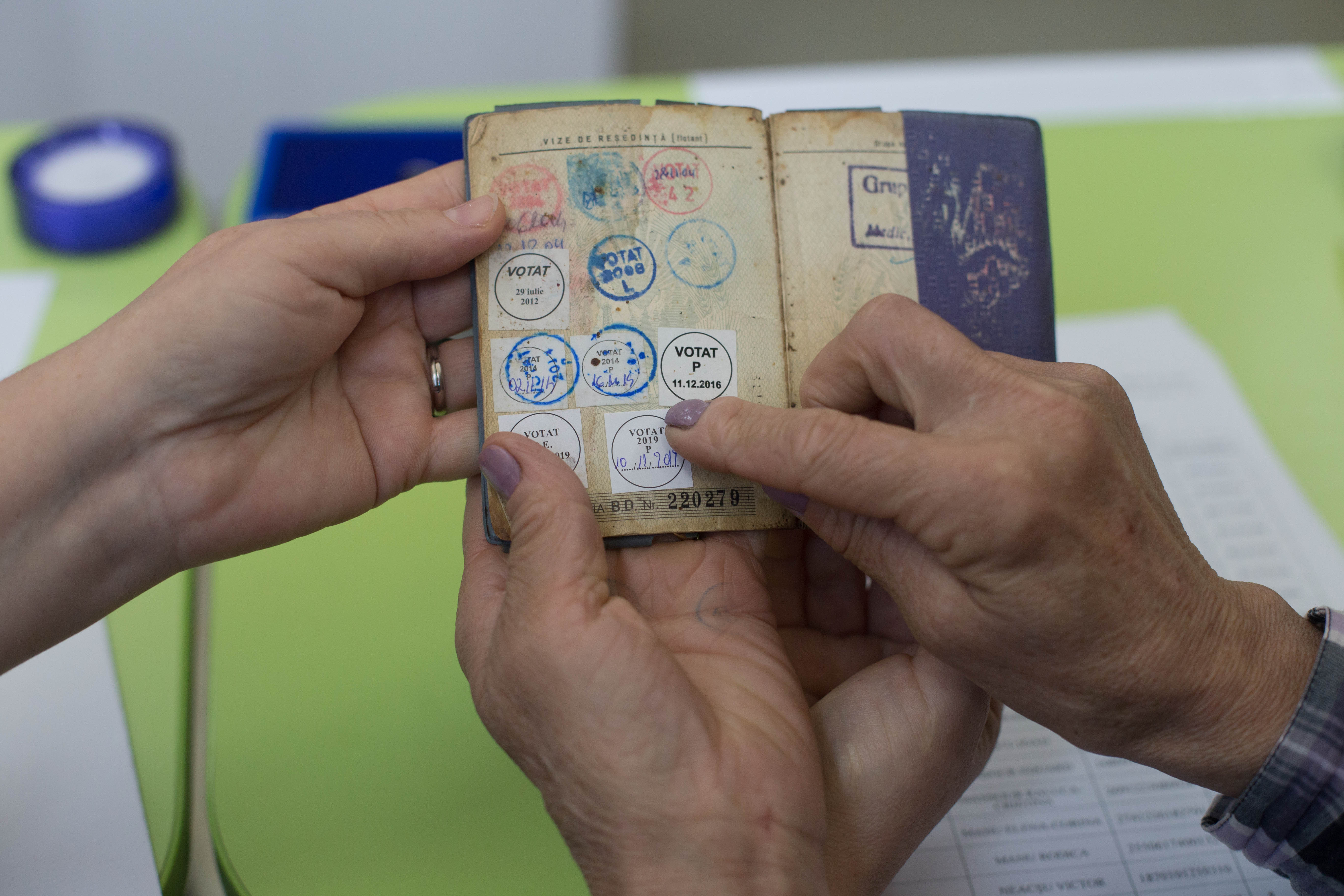 Profilul votanţilor lui Iohannis, Dăncilă şi Barna. Pe cine au preferat pensionarii