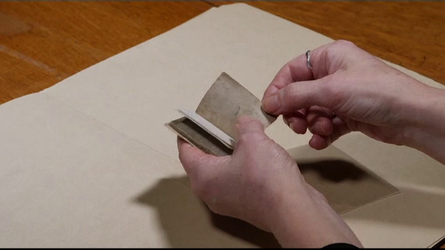 Cartea scrisă de o celebră autoare pentru păpușile ei, scoasă la vânzare cu o sumă uriașă