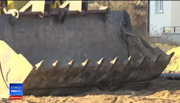 A murit zdrobită de roțile tractorului în fața fiicei minore. Ce greșeală a făcut o femeie