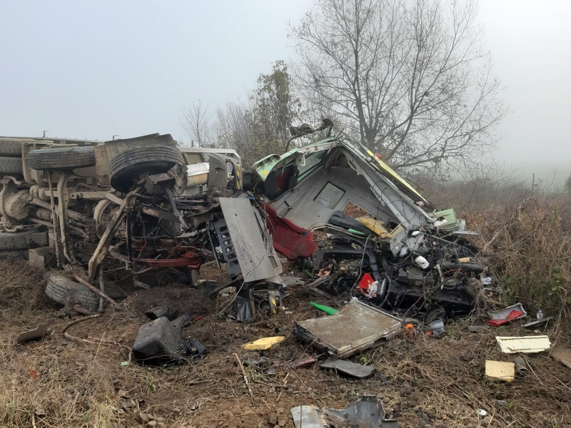 Camion lovit de tren în județul Alba. Un mort și o persoană în stare gravă