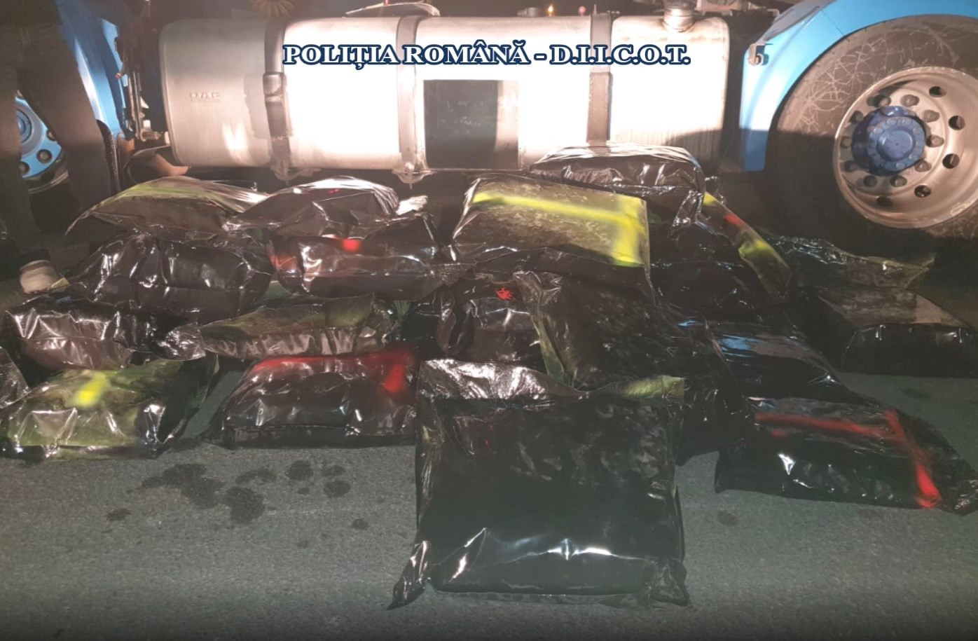 Un grec și 2 albanezi, prinşi când încercau să vândă zeci de kilograme de droguri în România