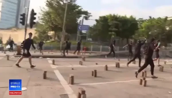 Noi proteste violente în Hong Kong. Gaze lacrimogene într-un campus universitar