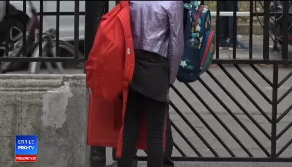 Fată de 12 ani, păcălită de o colegă să-i trimită poze indecente. DIICOT anchetează cazul