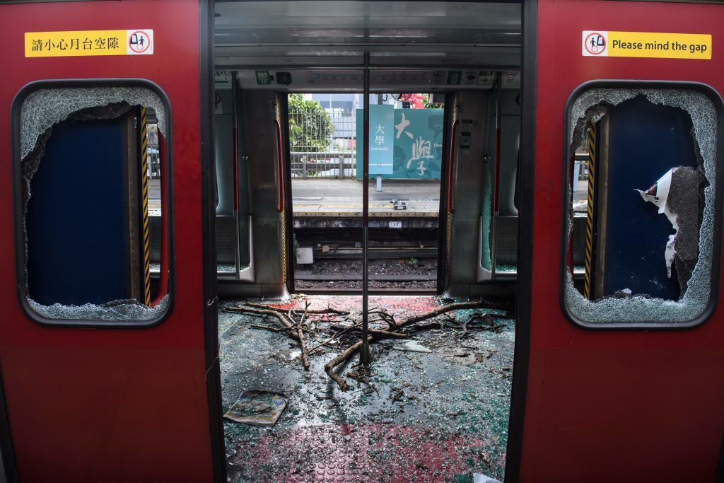 Zonă de război în Hong Kong: Baricade, tiruri de săgeți și bătăi între localnici