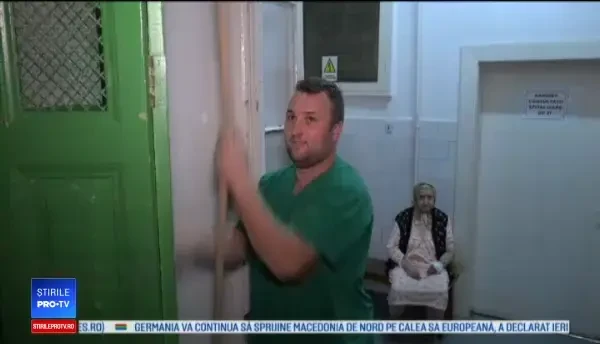 Lift tras cu frânghii într-un spital din România. 7 miniștri au urcat cu el