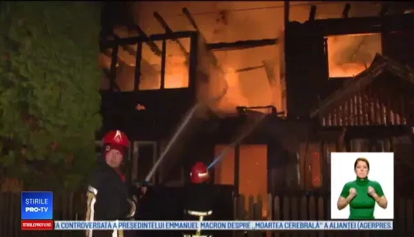 Un sat întreg în pericol din cauza unui incendiu puternic. Patru case au fost făcute scrum