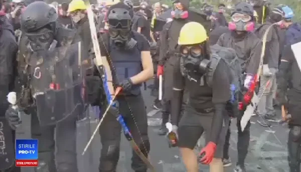 Zonă de război în Hong Kong: Baricade, tiruri de săgeți și bătăi între localnici