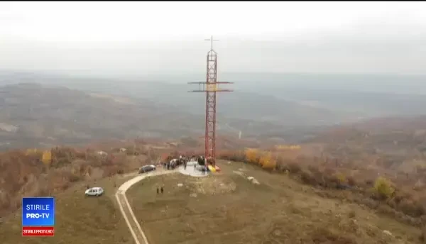 O cruce imensă, una dintre cele mai mari structuri de lemn din Europa, ridicată de un bărbat din Prahova