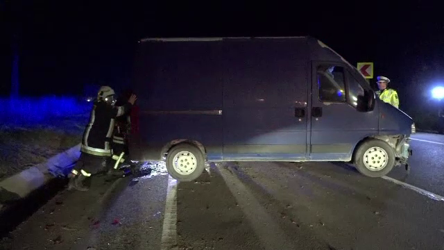 Trei persoane, la un pas de moarte. Șoferul unui microbuz a încercat să evite un câine