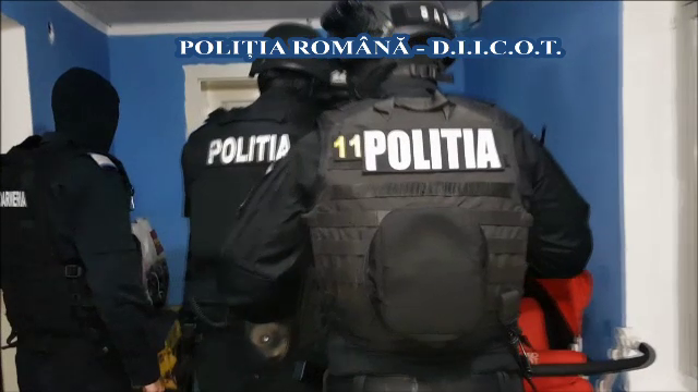 Droguri distribuite în mai multe școli din Caraș-Severin. Mascații au descins la mai multe adrese