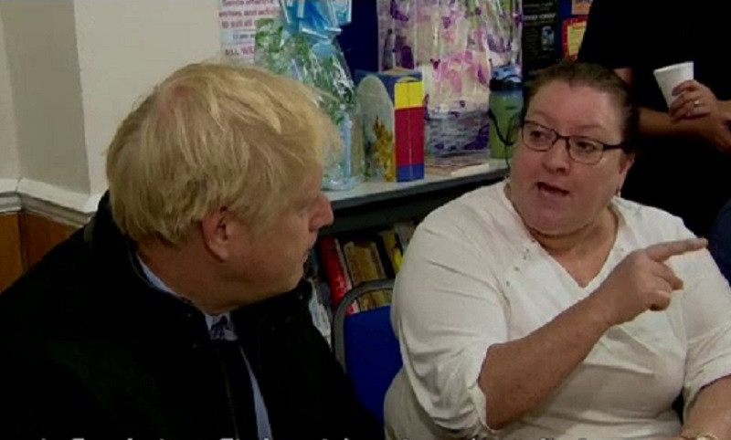 Moment jenant pentru Boris Johnson. Premierul, luat la rost de oamenii afectați de inundații