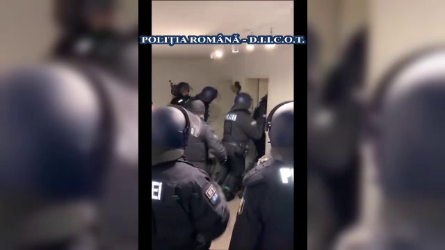 Una dintre cele mai mari rețele de trafic de migranți, descoperită în România