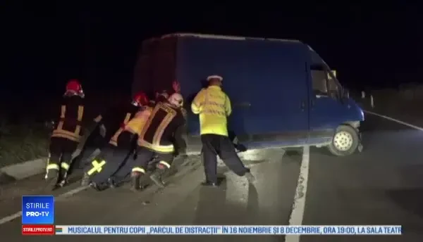 Trei persoane, la un pas de moarte. Șoferul unui microbuz a încercat să evite un câine