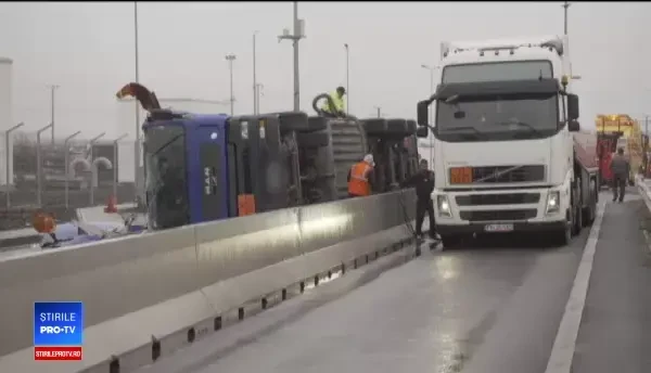 Pericol la Ploiești. O cisternă încărcată cu zeci de tone de carburanţi s-a răsturnat
