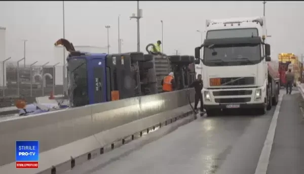Pericol la Ploiești. O cisternă încărcată cu zeci de tone de carburanţi s-a răsturnat