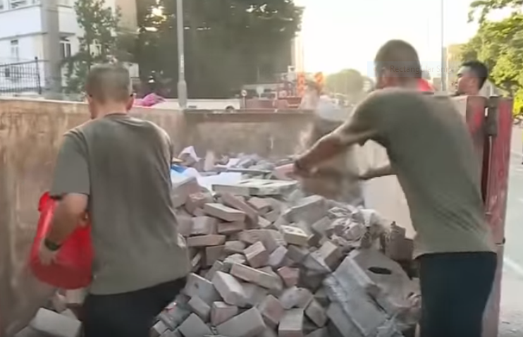 Țara în care soldații au ieșit să facă curățenie pe străzi din proprie inițiativă. VIDEO