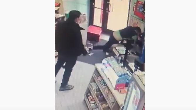 VIDEO șocant cu o angajată din Timișoara care se luptă cu doi hoți. Nimeni nu a intervenit