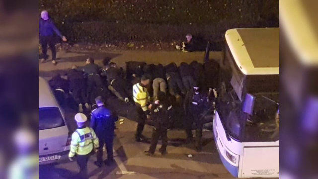 Scandal uriaș provocat de un grup de suporteri la Pitești. Au aruncat cu sticle în jandarmi