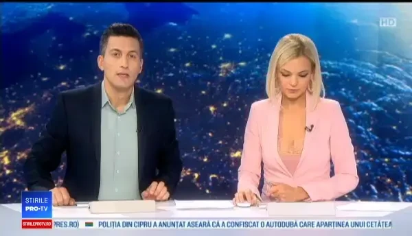 Momentul în care un polițist a salvat o femeie rănită din mașina care ardea