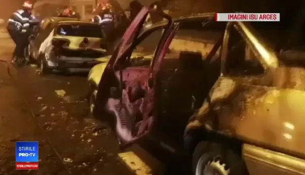 Trei maşini au luat foc pe o stradă din Piteşti. 2 dintre ele au fost distruse complet VIDEO