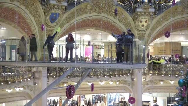"Vestele Galbene" au ocupat Galeriile Lafayette. Ce au făcut în faimosul magazin