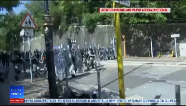 Sticle incendiare, arcuri cu săgeți și baricade, în Hong Kong. Ciocniri violente