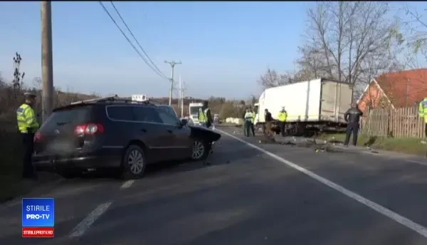 Șofer în stare gravă după ce a intrat pe contrasens. A fost proiectat într-o altă mașină