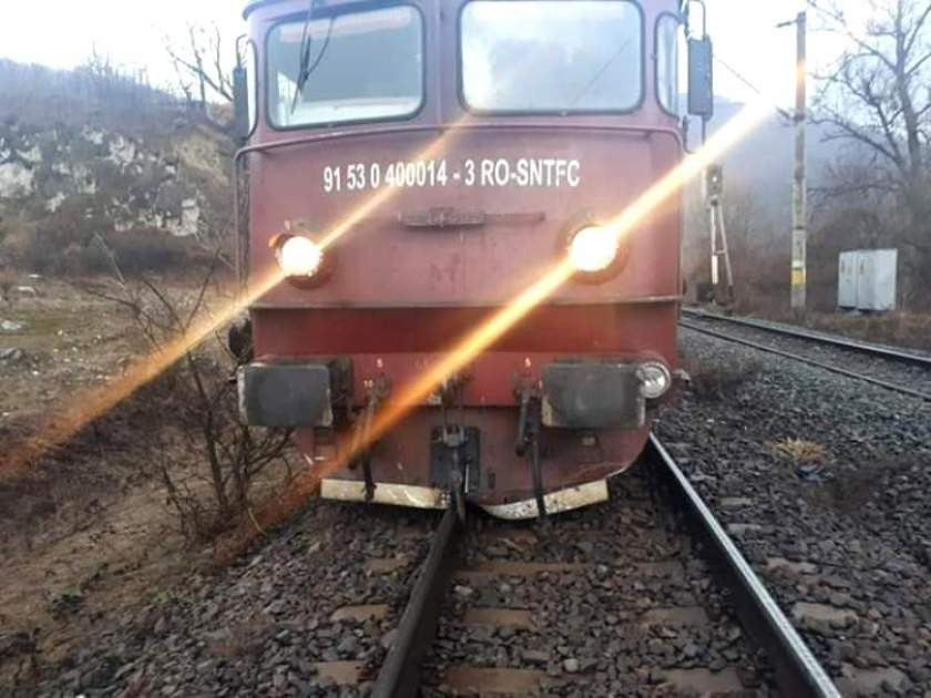 Un tren CFR cu pasageri care venea la București a deraiat într-o stație din Teleorman. Care este starea călătorilor