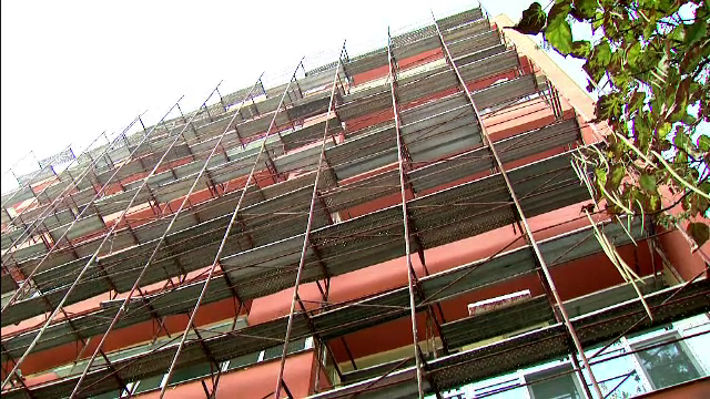 Blocuri stricate de firmele care trebuiau să le reabiliteze. "Nu ştiu meserie"
