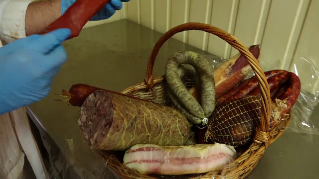 Sumele uriaşe cheltuite de români pe mezeluri. Producătorii se plâng, apoi scumpesc