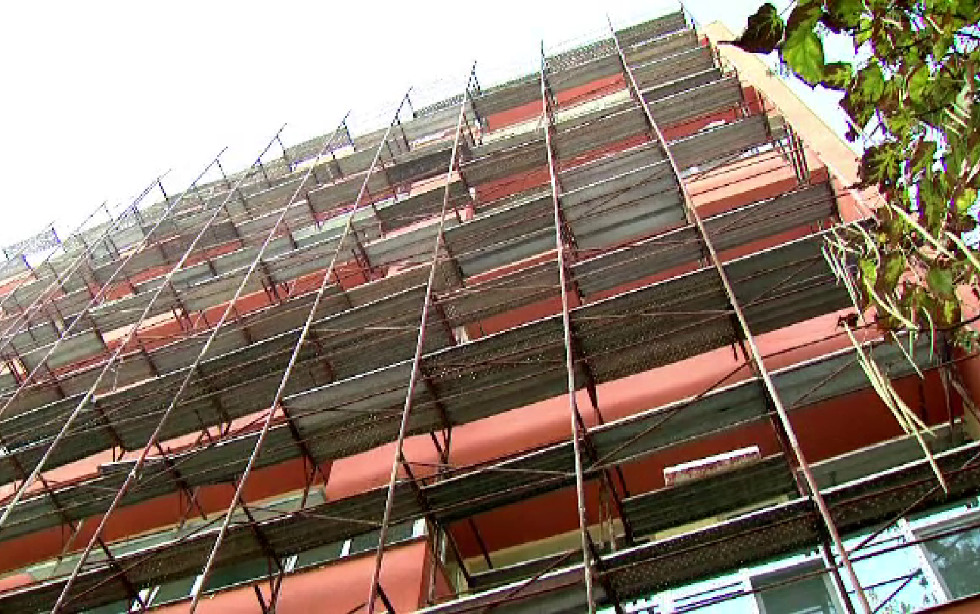 Blocuri stricate de firmele care trebuiau sa le reabiliteze. “Nu stiu meserie”